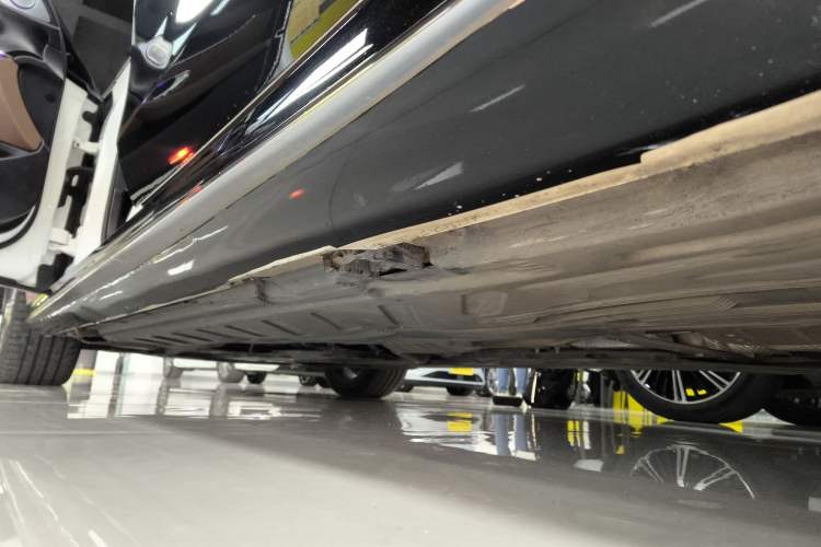 Used Mercedes-Benz E-Class 2019 E 300 L Sporty and Stylish Model Left Side Sill