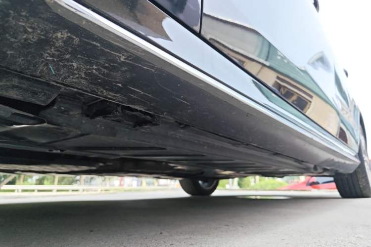 Used Mercedes-Benz E-Class 2019 E 300 L Sporty and Stylish Model Left Side Sill