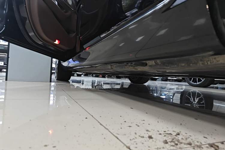 Used Mercedes-Benz E-Class 2019 Facelifted E 300 L Stylish Version Left Side Sill