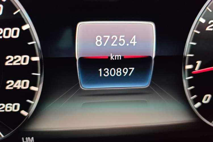 Used Mercedes-Benz E-Class 2019 E 260 L Odometer Close Up