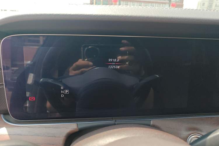 Used Mercedes-Benz E-Class 2019 E 200 L Odometer Close Up