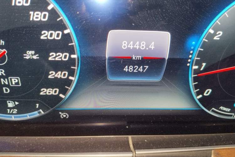 Used Mercedes-Benz E-Class 2019 E 260 L Odometer Close Up
