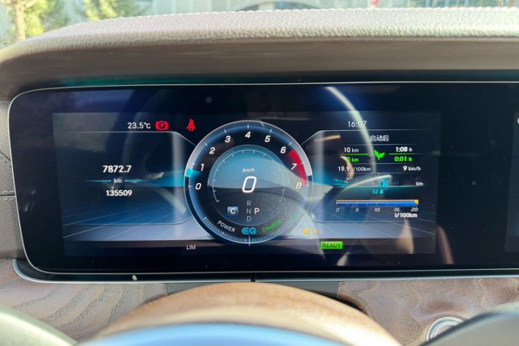 Used Mercedes-Benz E-Class 2019 E 260 L Odometer Close Up