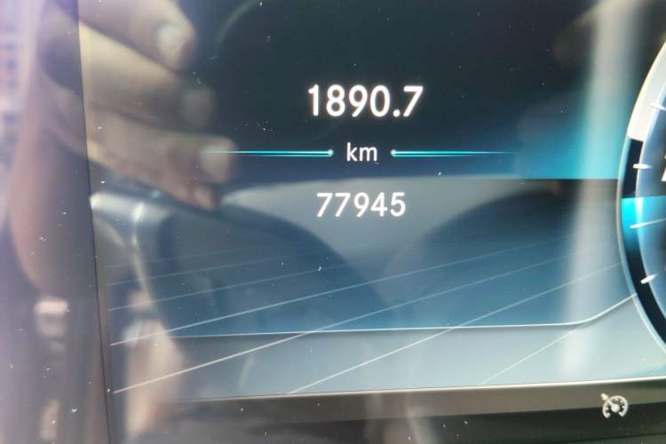 Used Mercedes-Benz E-Class 2019 Restyled E 300 L Luxury Edition Odometer Close Up