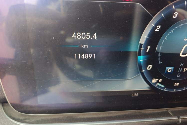 Used Mercedes-Benz E-Class 2019 E 200 L Sport Edition Odometer Close Up