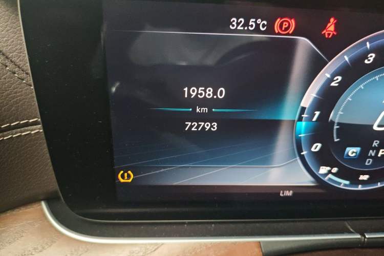 Used Mercedes-Benz E-Class 2019 Restyled E 300 L Luxury Edition Odometer Close Up
