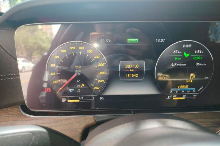 Used Mercedes-Benz E-Class 2019 E 260 L Odometer Close Up