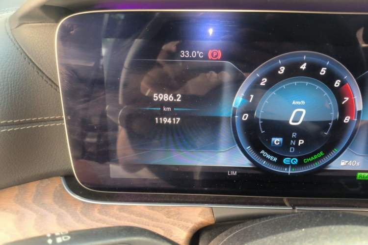 Used Mercedes-Benz E-Class 2019 E 260 L Odometer Close Up