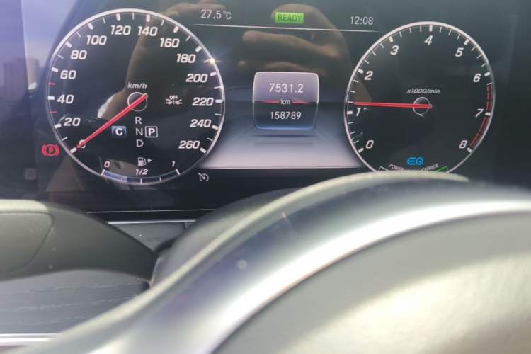 Used Mercedes-Benz E-Class 2019 E 260 L Odometer Close Up