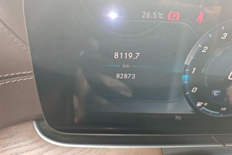 Used Mercedes-Benz E-Class 2019 E 200 L Odometer Close Up