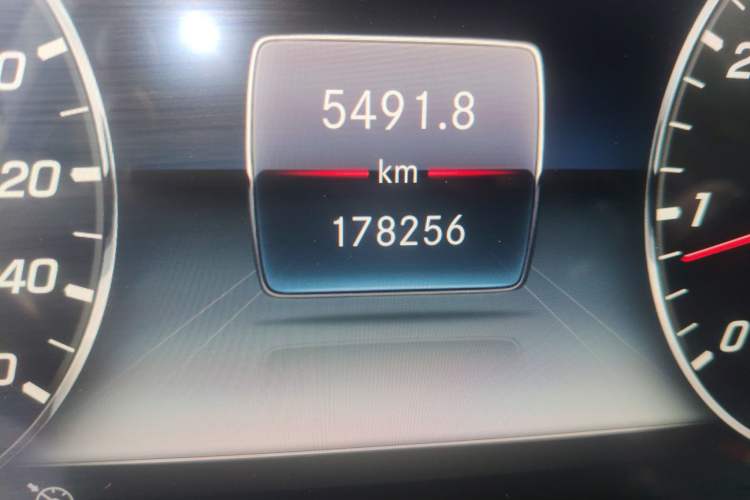 Used Mercedes-Benz E-Class 2019 E 200 L Sport Edition Odometer Close Up