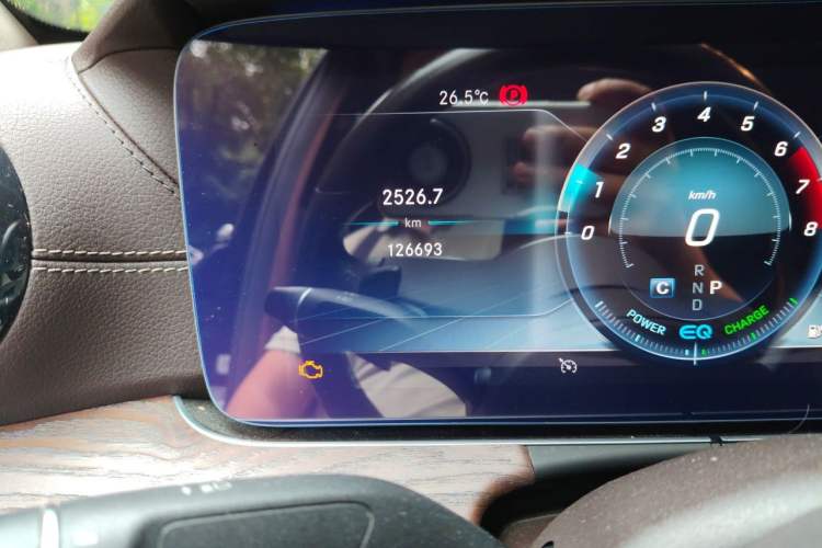 Used Mercedes-Benz E-Class 2019 E 260 L Odometer Close Up