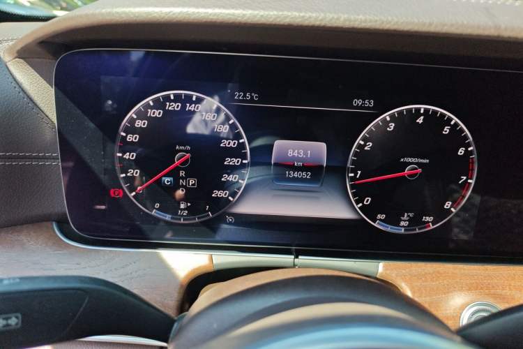 Used Mercedes-Benz E-Class 2019 Facelifted E 300 L Stylish Version Odometer Close Up