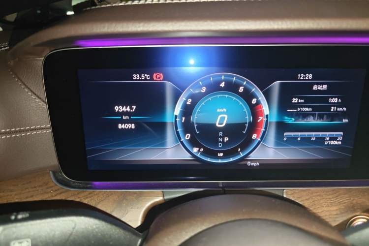 Used Mercedes-Benz E-Class 2019 E 200 L Odometer Close Up