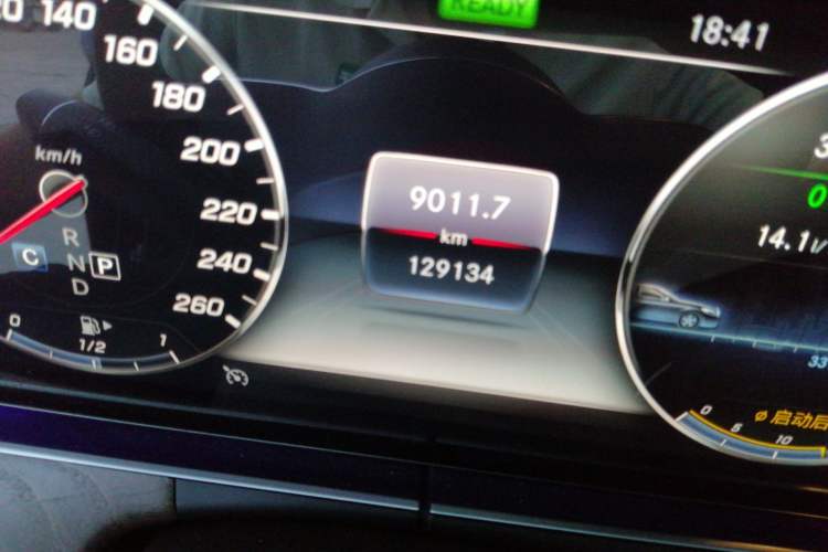 Used Mercedes-Benz E-Class 2019 E 260 L Odometer Close Up