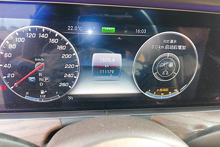 Used Mercedes-Benz E-Class 2019 E 260 L Odometer Close Up