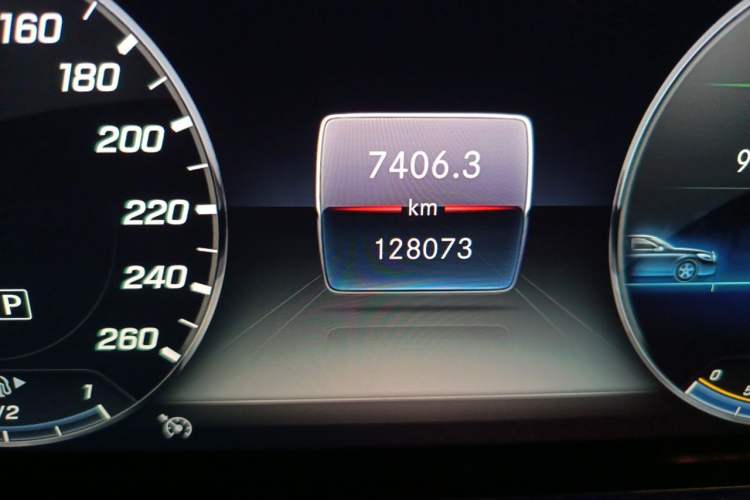Used Mercedes-Benz E-Class 2019 E 260 L Odometer Close Up
