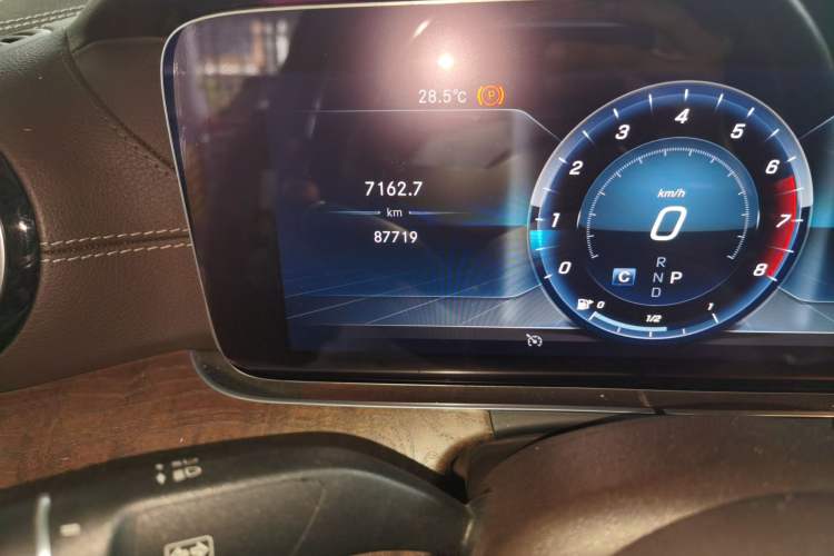 Used Mercedes-Benz E-Class 2019 E 200 L Odometer Close Up