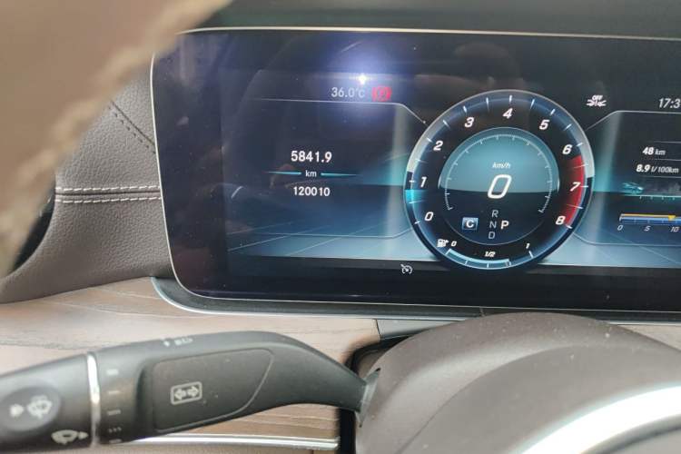 Used Mercedes-Benz E-Class 2019 E 200 L Odometer Close Up