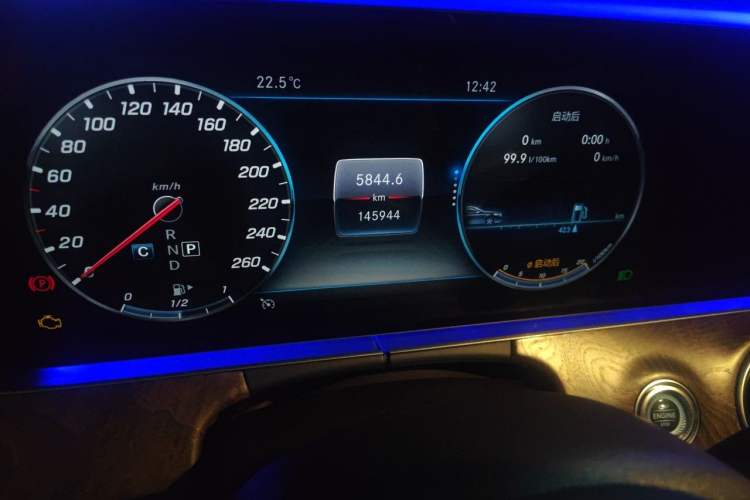 Used Mercedes-Benz E-Class 2019 E 200 L Odometer Close Up
