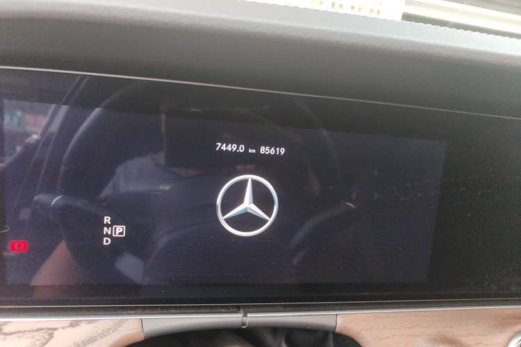 Used Mercedes-Benz E-Class 2019 E 260 L Odometer Close Up