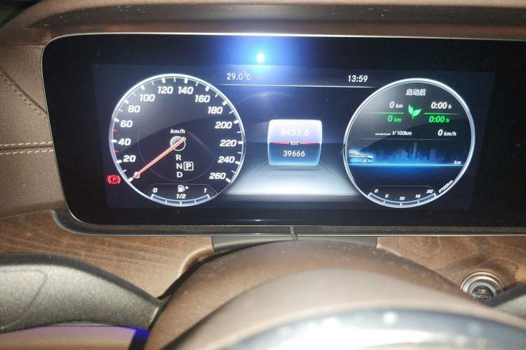 Used Mercedes-Benz E-Class 2019 E 260 L Odometer Close Up