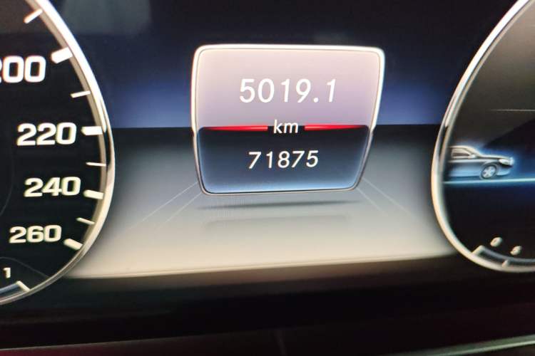 Used Mercedes-Benz E-Class 2019 E 260 L Odometer Close Up