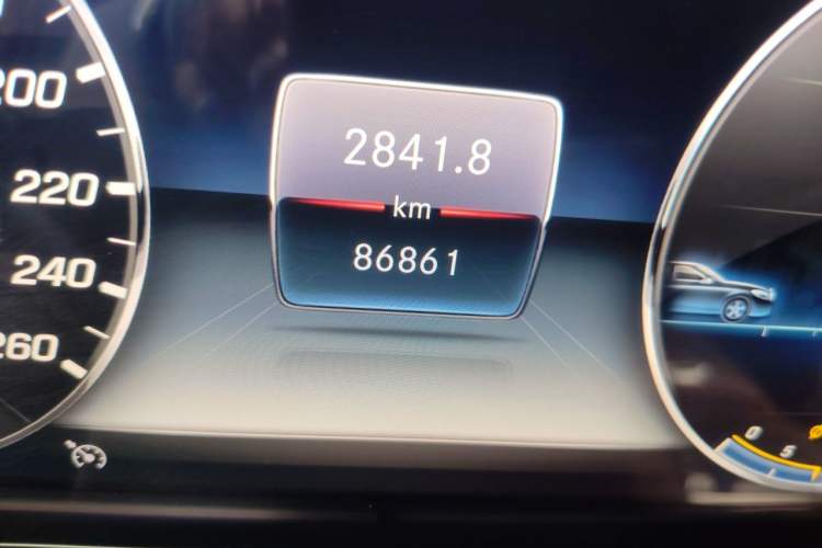 Used Mercedes-Benz E-Class 2019 E 260 L Odometer Close Up