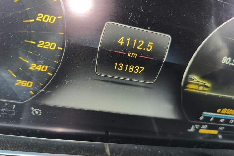 Used Mercedes-Benz E-Class 2019 E 260 L Odometer Close Up