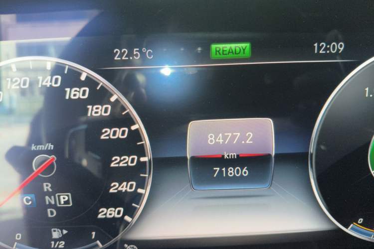 Used Mercedes-Benz E-Class 2019 E 260 L Sport Edition Odometer Close Up