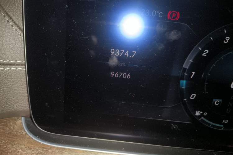 Used Mercedes-Benz E-Class 2019 E 200 L Odometer Close Up