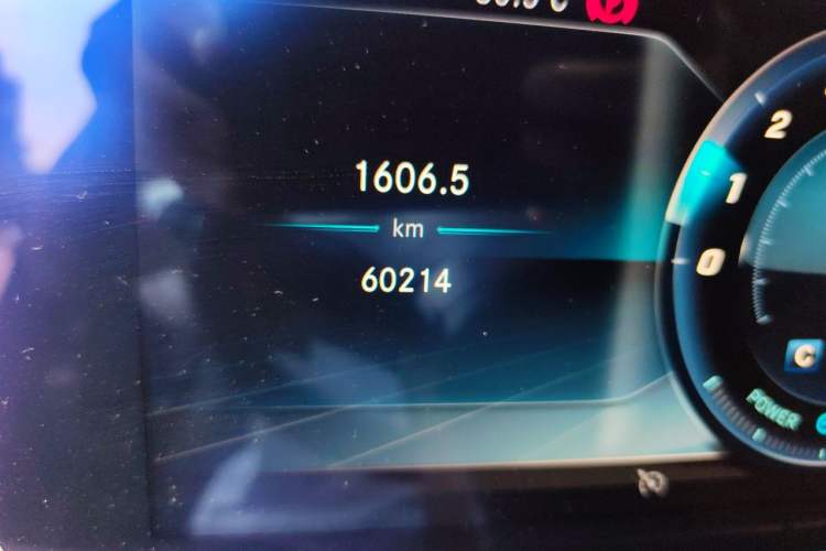 Used Mercedes-Benz E-Class 2019 E 260 L Odometer Close Up