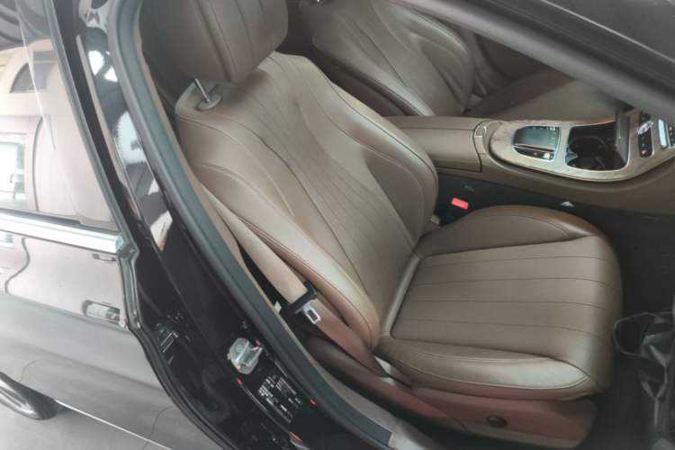 Used Mercedes-Benz E-Class 2019 Facelifted E 300 L Stylish Version Right Front Seat