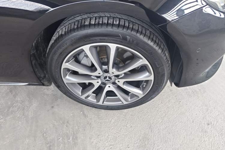 Used Mercedes-Benz E-Class 2019 Restyled E 300 L Luxury Edition Right Front Wheel Hub