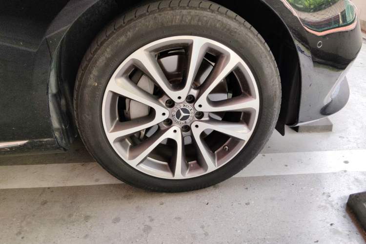 Used Mercedes-Benz E-Class 2019 Facelifted E 300 L Stylish Version Right Front Wheel Hub