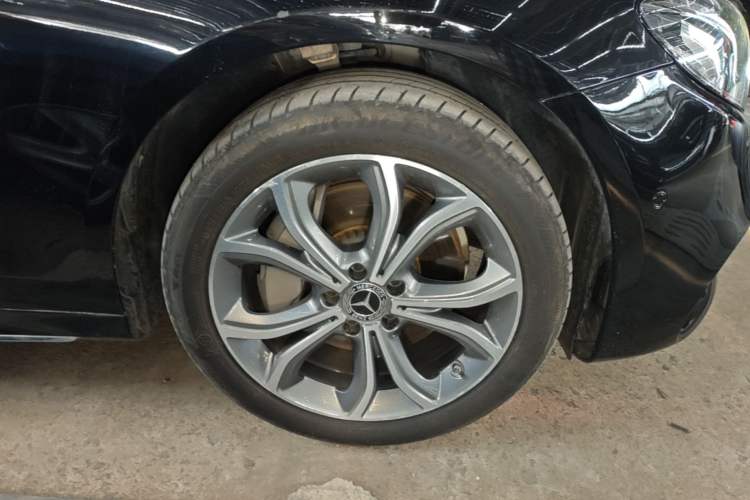 Used Mercedes-Benz E-Class 2019 Restyled E 300 L Sport Luxury Edition Right Front Wheel Hub