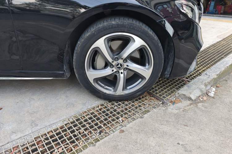 Used Mercedes-Benz E-Class 2019 Restyled E 300 L Sporty and Stylish Edition Right Front Wheel Hub