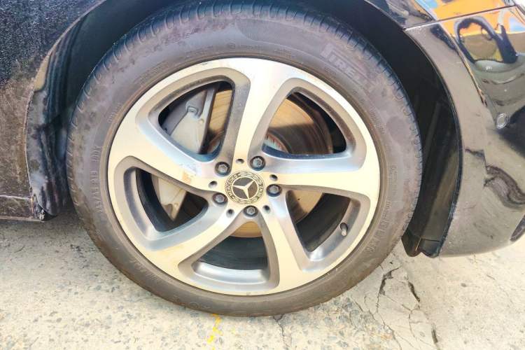 Used Mercedes-Benz E-Class 2019 E 300 L Sporty and Stylish Model Right Front Wheel Hub