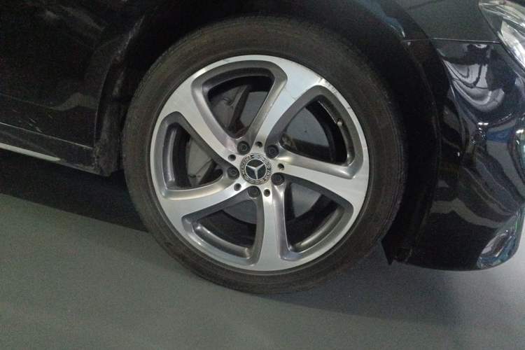 Used Mercedes-Benz E-Class 2019 E 300 L Sporty and Stylish Model Right Front Wheel Hub