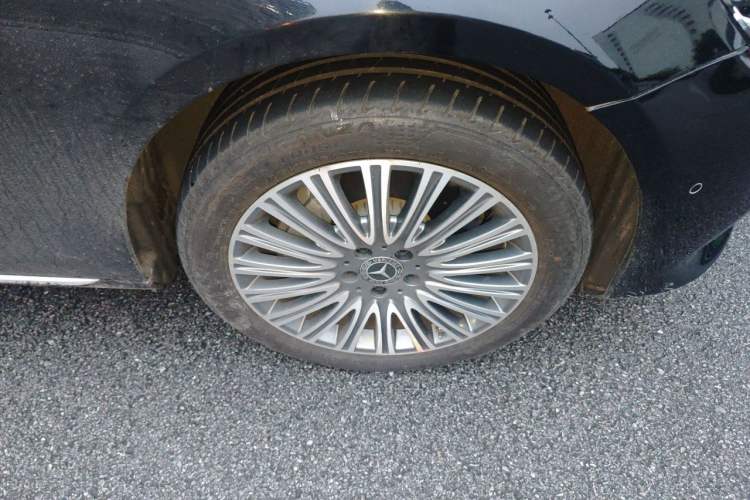 Used Mercedes-Benz E-Class 2019 Restyled E 300 L Luxury Edition Right Front Wheel Hub
