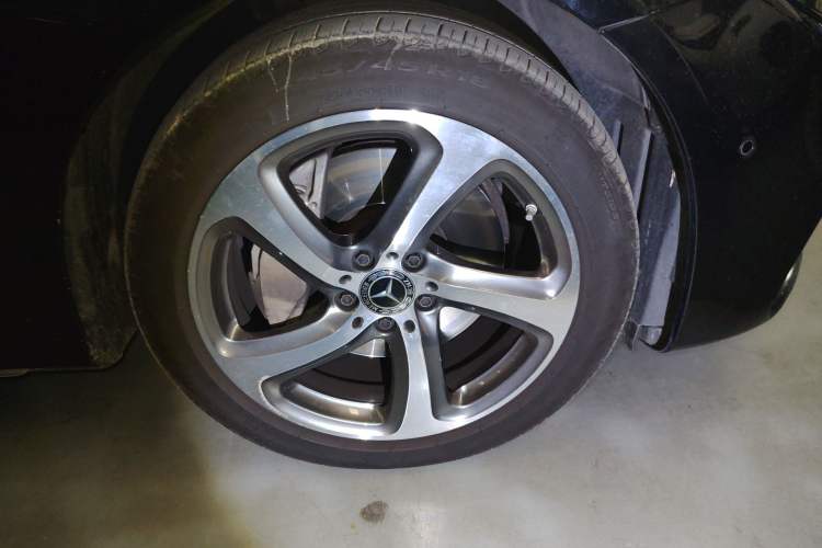 Used Mercedes-Benz E-Class 2019 Restyled E 300 L Sporty and Stylish Edition Right Front Wheel Hub