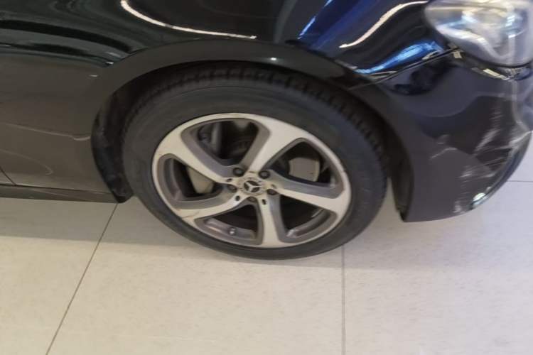 Used Mercedes-Benz E-Class 2019 Restyled E 300 L Sporty and Stylish Edition Right Front Wheel Hub