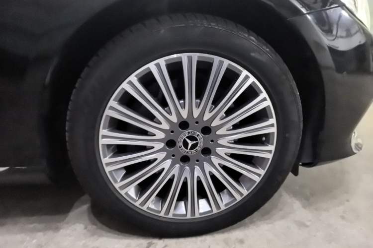 Used Mercedes-Benz E-Class 2019 Facelifted E 300 L Stylish Version Right Front Wheel Hub