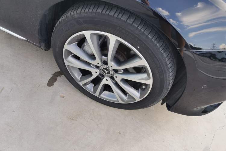 Used Mercedes-Benz E-Class 2019 Facelifted E 300 L Stylish Version Right Front Wheel Hub
