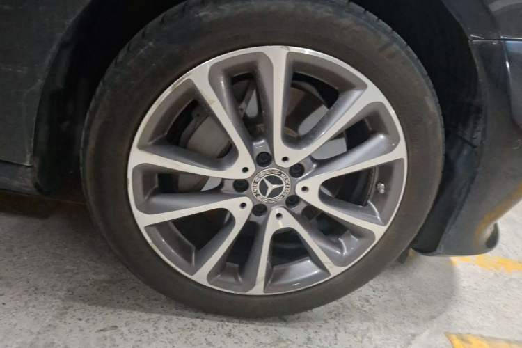 Used Mercedes-Benz E-Class 2019 Facelifted E 300 L Stylish Version Right Front Wheel Hub