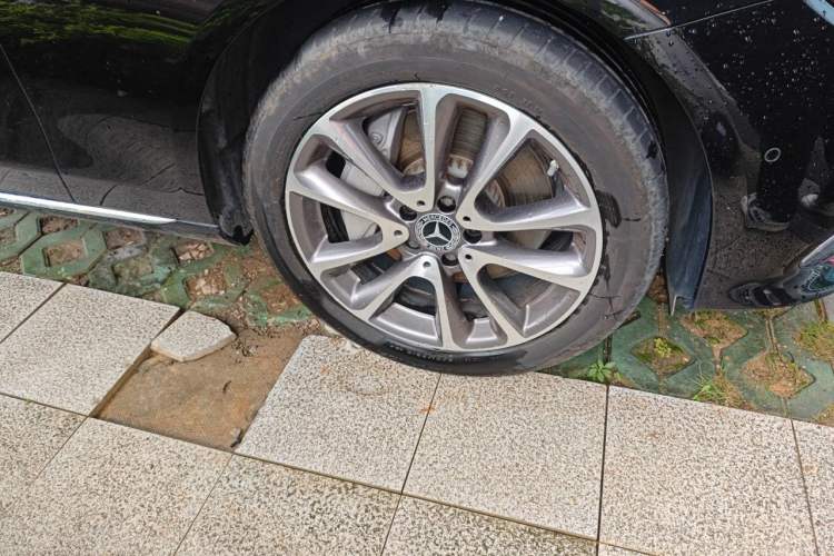 Used Mercedes-Benz E-Class 2019 Facelifted E 300 L Stylish Version Right Front Wheel Hub