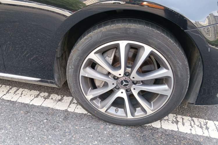 Used Mercedes-Benz E-Class 2019 Facelifted E 300 L Stylish Version Right Front Wheel Hub