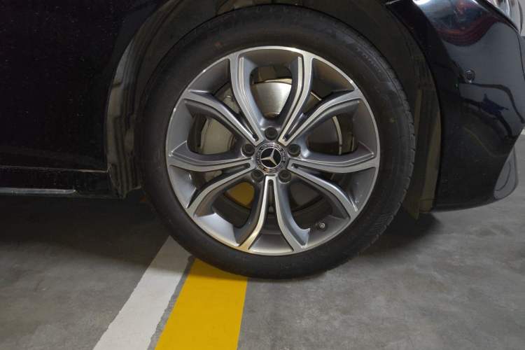 Used Mercedes-Benz E-Class 2019 Restyled E 300 L Sporty and Stylish Edition Right Front Wheel Hub