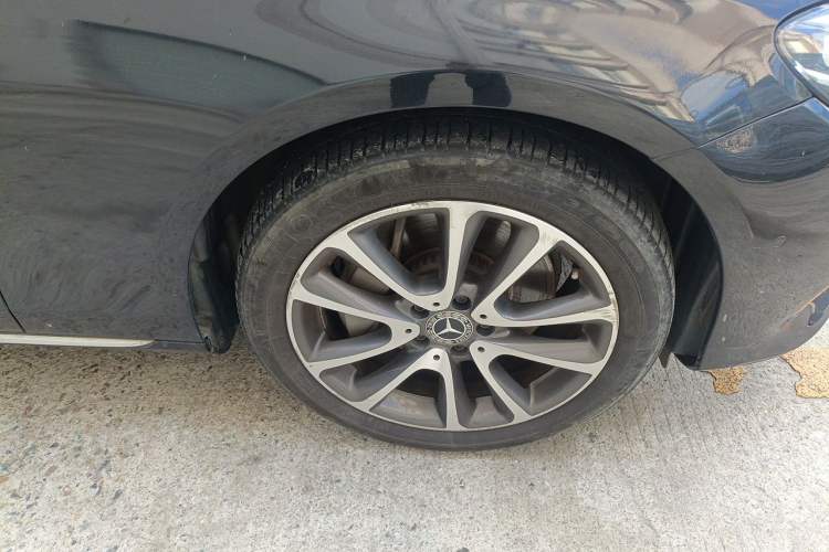 Used Mercedes-Benz E-Class 2019 E 300 L Luxury Model Right Front Wheel Hub