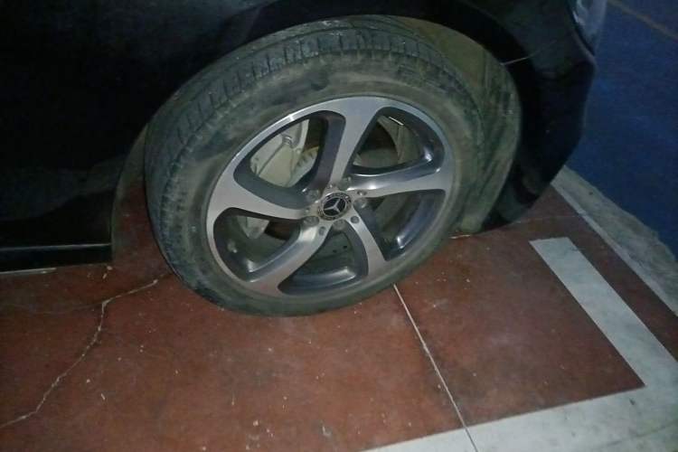 Used Mercedes-Benz E-Class 2019 Restyled E 300 L Sporty and Stylish Edition Right Front Wheel Hub